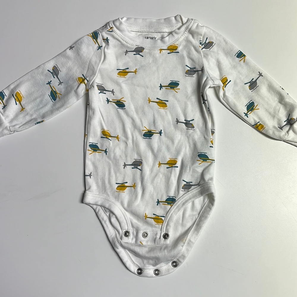Carter’s baby bodysuit| size 9 months| white